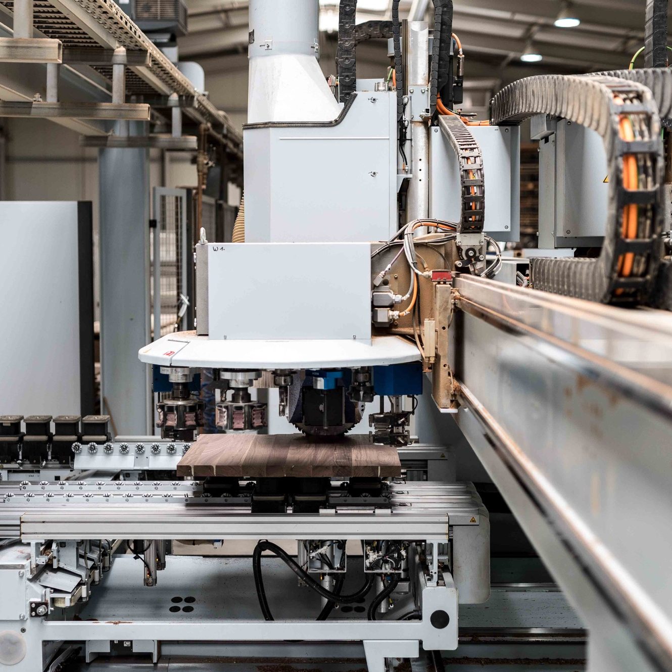 Kittcab CNC Industrieroboter, der Teile in einer modernen Fertigungsanlage bearbeitet.